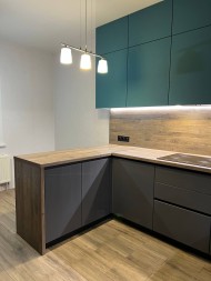 Кухня под заказ в бирюзовом цвете