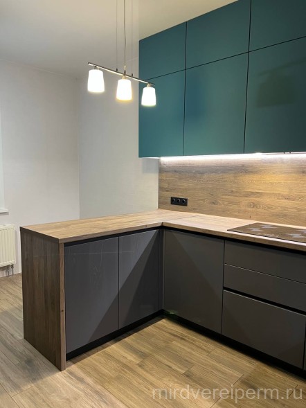 Кухня под заказ в бирюзовом цвете