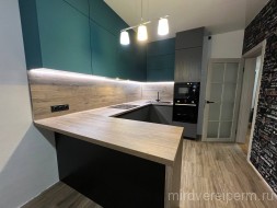 Кухня под заказ в бирюзовом цвете
