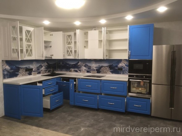 Кухня под заказ в голубом цвете 