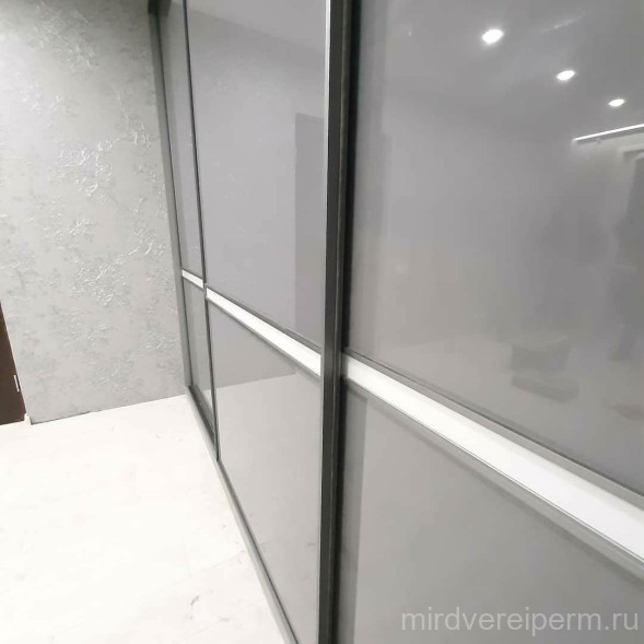 Шкаф-купе в сером цвете