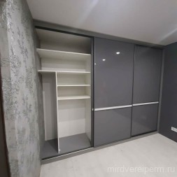 Шкаф-купе в сером цвете