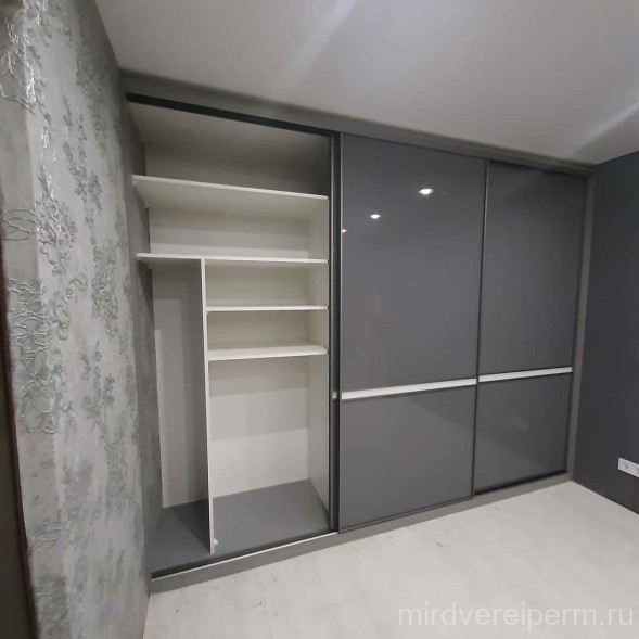 Шкаф-купе в сером цвете