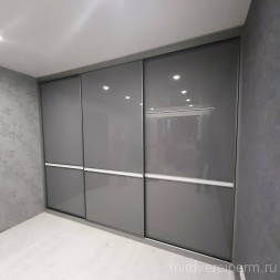 Шкаф-купе в сером цвете