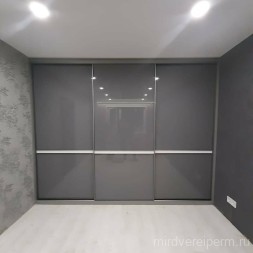 Шкаф-купе в сером цвете