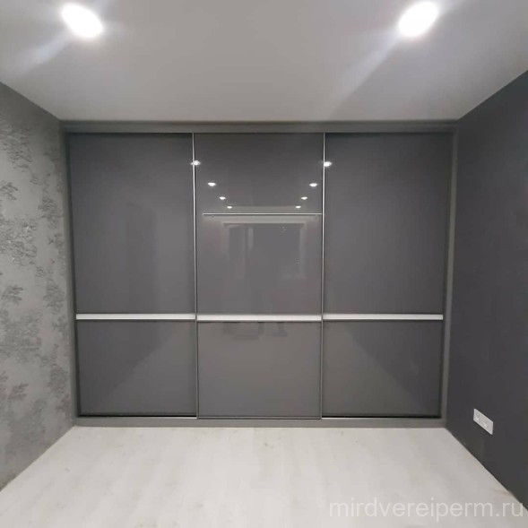 Шкаф-купе в сером цвете