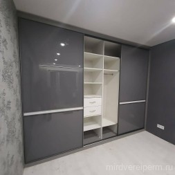 Шкаф-купе в сером цвете