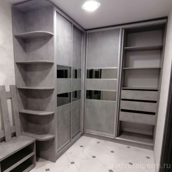 Шкаф-купе в сером цвете